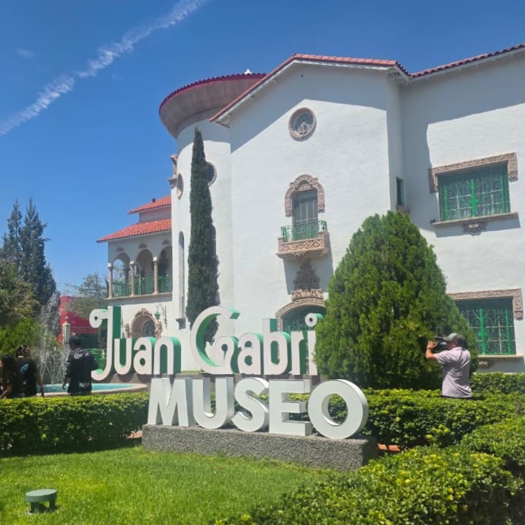 La celebración se concentra a un costado de la casa de Juan Gabriel